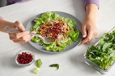 Sağlıklı taze salata yemek kadın