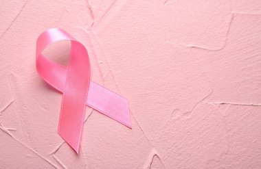 Renkli arka planda pembe kurdele. Göğüs kanseri kavramı