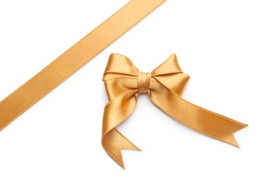 Beyaz arkaplanda fiyonklu altın kurdele