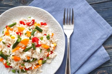 Plaka ile lezzetli haşlanmış pirinç ve sebze ahşap tablo