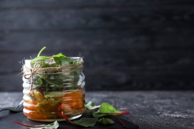 Karanlık masada mason kavanoza lezzetli sebze salatası