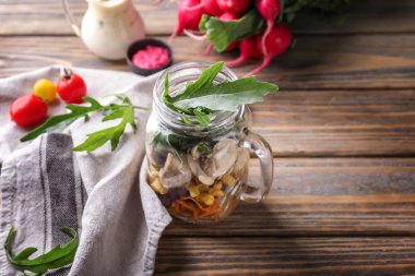 Ahşap masa üzerinde mason kavanoza Tavuk lezzetli sebze salatası