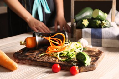 Ahşap masa üzerinde sarmal rende Taze kabak ve havuç spagetti