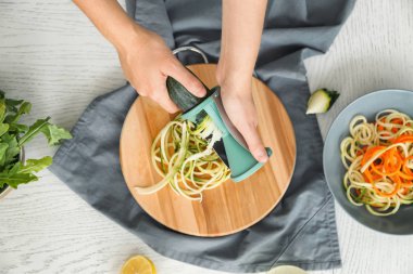 Kabak spagetti yapma kadın