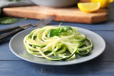 Ahşap masa üzerinde kabak spagetti ile plaka