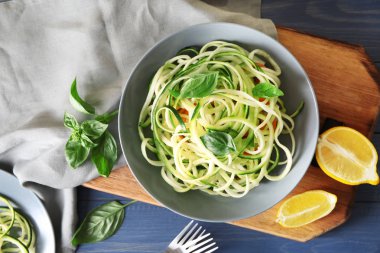 Ahşap tahta üzerinde kabak spagetti ile plaka