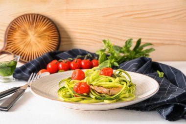 Tabak spagetti kabak, domates ve masa lambası üzerinde et