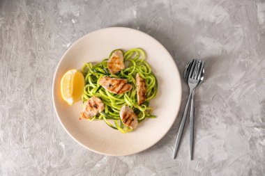 Kabak spagetti ve masa lambası üzerinde et ile plaka