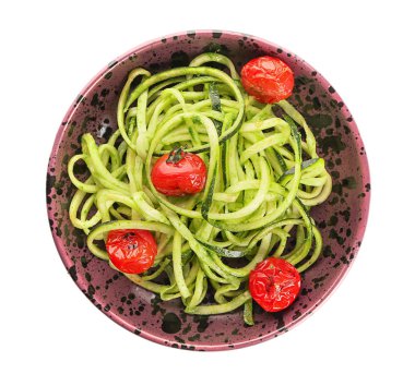 Spagetti kabak ve domates üzerinde beyaz izole kase
