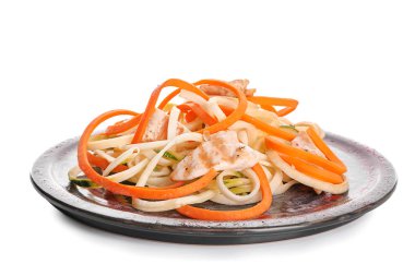 Plaka sebze spagetti ve beyaz arka plan üzerinde et