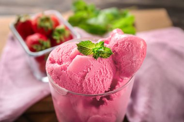 Lezzetli çilekli dondurma, closeup ile komposto kasesi