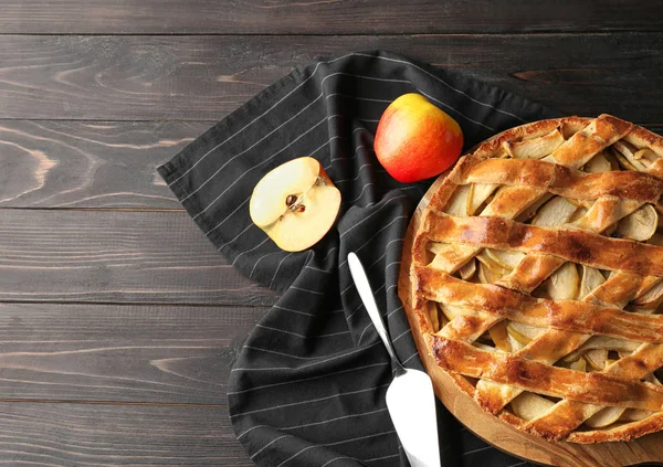 Leckerer Apfelkuchen Auf Dunklem Holztisch — Stockfoto