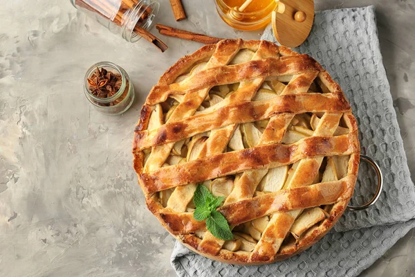Вкусный Яблочный Пирог Сером Столе — стоковое фото