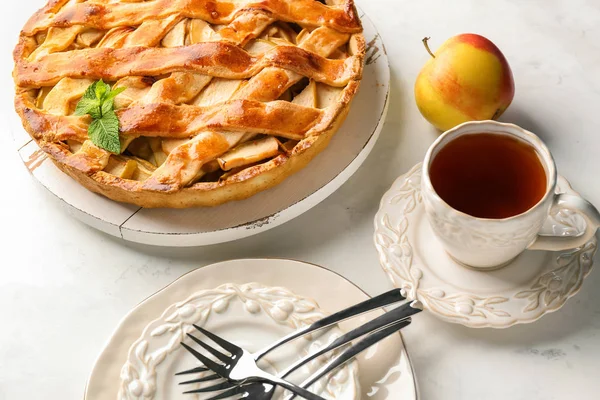 Tafel Mit Leckerem Apfelkuchen Und Einer Tasse Tee Auf Hellem — Stockfoto