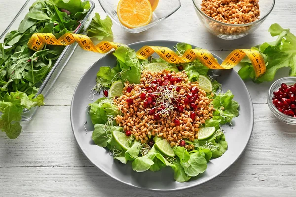 Placa Com Salada Fresca Saudável Fita Métrica Mesa Madeira Branca — Fotografia de Stock