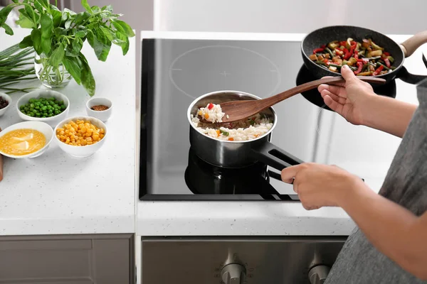 Vrouw Koken Smakelijke Rijst Met Groenten Keuken — Stockfoto