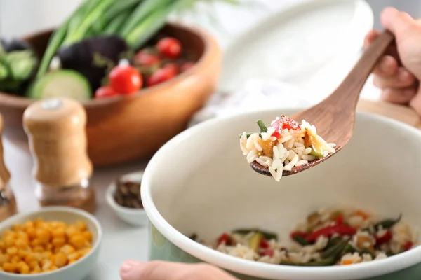 鍋に野菜とおいしいお米の料理 — ストック写真