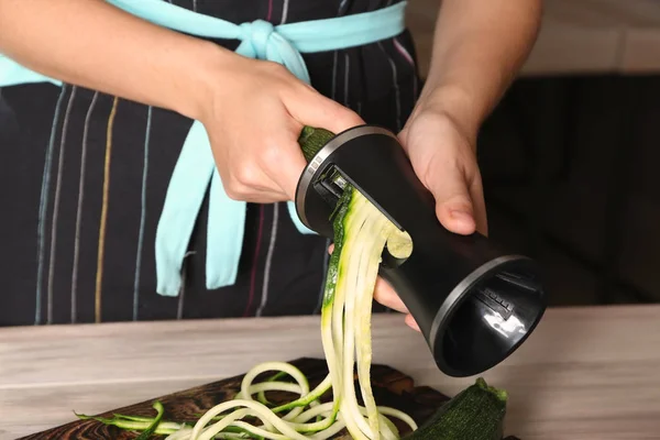 Woman Making Zucchini Spaghetti Closeup — Stock Photo, Image