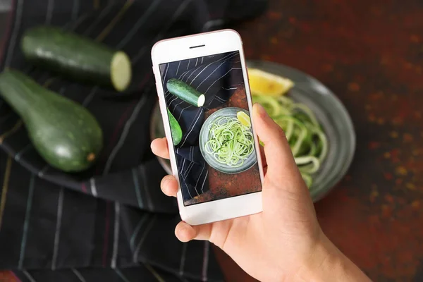 Donna Che Scatta Foto Spaghetti Zucchine Con Cellulare Primo Piano — Foto Stock