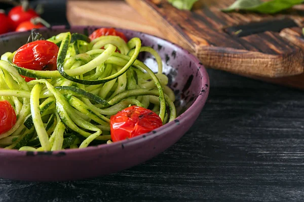 Placa Con Espaguetis Calabacín Tomates Sobre Mesa Madera — Foto de Stock