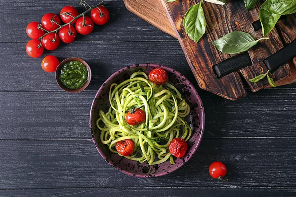 Placa Con Espaguetis Calabacín Tomates Sobre Mesa Madera — Foto de Stock