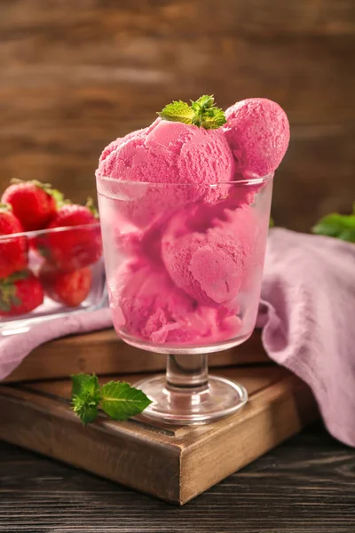 Komposto kasesi ile lezzetli çilekli dondurma gemide