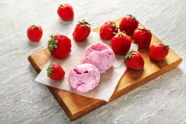 Plateau Avec Délicieuse Glace Aux Fraises Sur Fond Bois — Photo