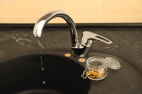 Jar Met Munten Buurt Van Metalen Kraan Waterbesparende Concept — Stockfoto