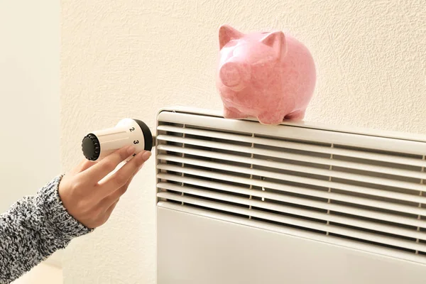 Vrouw Met Thermostaat Buurt Van Piggy Bank Calorifer Verwarming Concept — Stockfoto