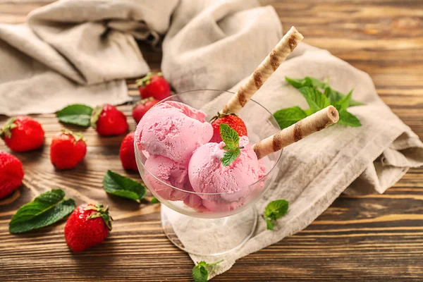 Επιδόρπιο Μπολ Νόστιμα Παγωτό Φράουλα Φόντο Ξύλινη — Φωτογραφία Αρχείου