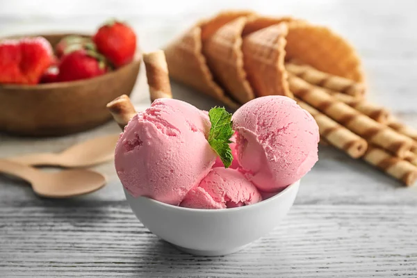 아이스크림과 웨이퍼 배경에 — 스톡 사진