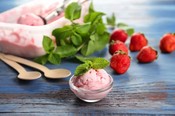 Bol Avec Délicieuse Glace Fraise Sur Fond Bois — Photo