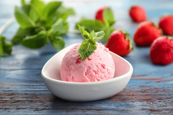 Μπολ Νόστιμα Παγωτό Φράουλα Φόντο Ξύλινη — Φωτογραφία Αρχείου