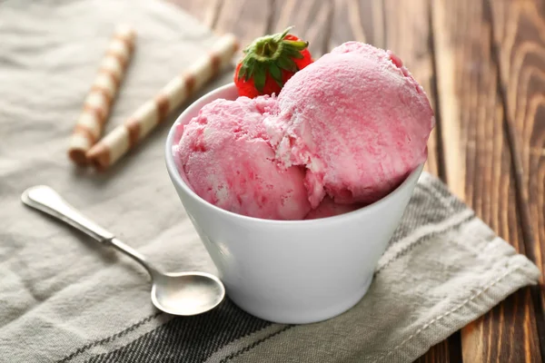 Ciotola Con Delizioso Gelato Alla Fragola Sfondo Legno Primo Piano — Foto Stock