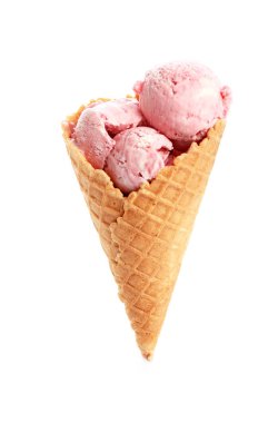 Gözleme koni ile lezzetli çilekli dondurma beyaz arka plan üzerinde