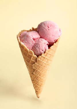 Gözleme koni ile lezzetli çilekli dondurma renk arka plan üzerinde