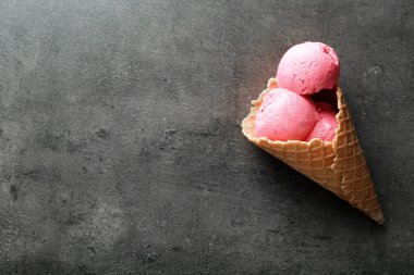 Gözleme koni ile lezzetli çilekli dondurma gri arka plan üzerinde