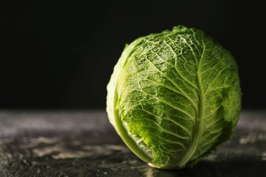 Koyu arka plan üzerinde taze lahana