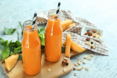 Şişe lezzetli kavun yüzlü tablo ile