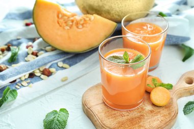 Gözlük ile lezzetli kavun yüzlü gemide