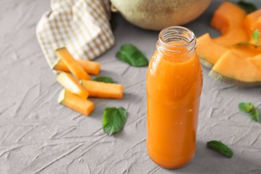 Şişe lezzetli kavun yüzlü gri tablo ile