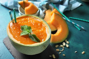 Kavun ile güler yüzlü lezzetli yeşil masada yarısı