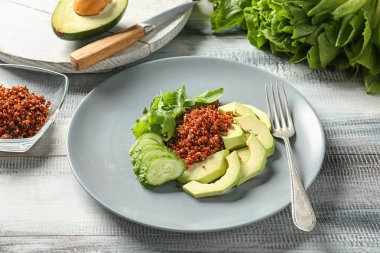 Ahşap masa üzerinde sağlıklı taze salata ile plaka