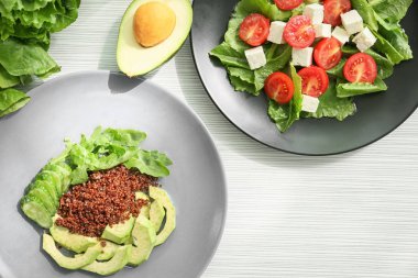 Masa lambası sağlıklı taze salata ile plakalar