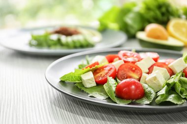 Plaka üzerinde masa lambası, portre sağlıklı taze salata ile