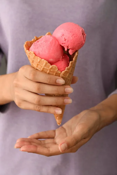 Mujer Sosteniendo Cono Gofre Con Delicioso Helado Fresa Primer Plano — Foto de Stock