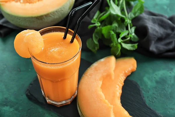 Bicchiere Con Delizioso Frullato Melone Sul Tavolo Verde — Foto Stock