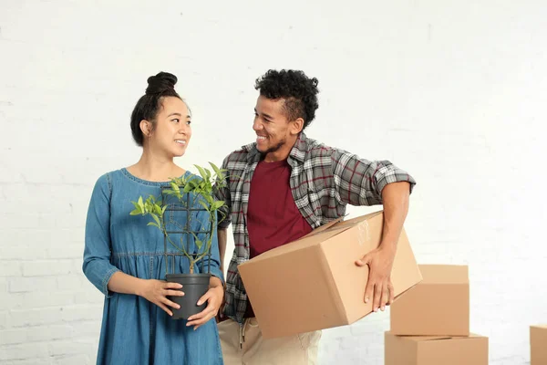 Glad Interracial Par Uppackning Lådor Rummet Flyttar Nytt Hus — Stockfoto