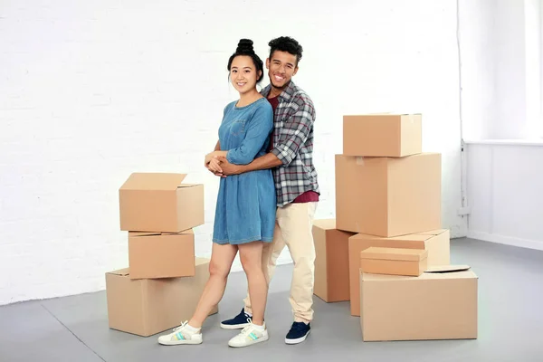 Happy Interracial Couple Carton Boxes Room Moving New House — Stock Photo, Image