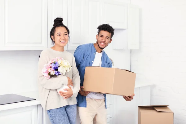 Happy Interracial Couple Unpacking Box Kitchen Moving New House — Stock Photo, Image